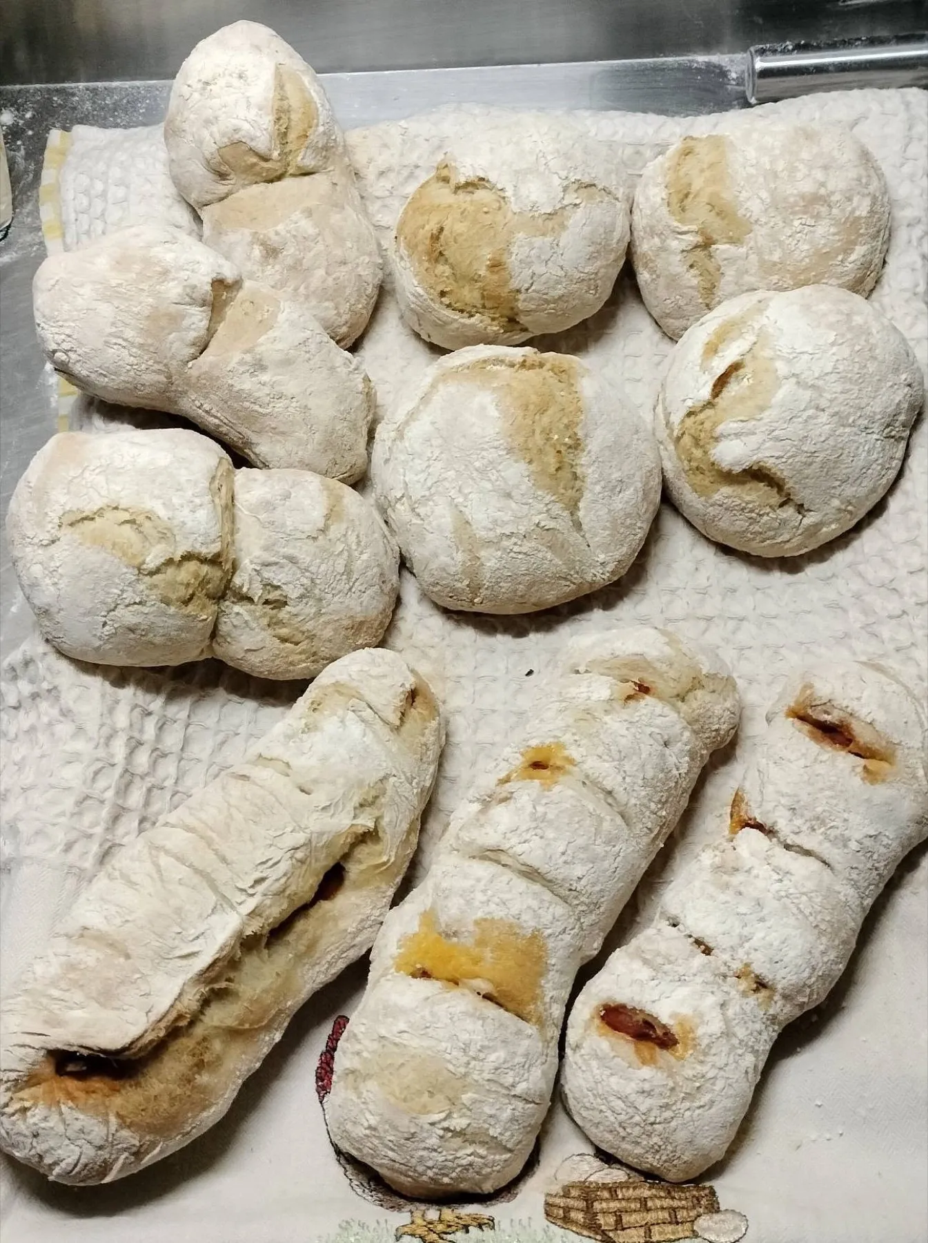 Pães com chouriço acabados de sair do forno